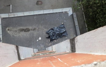 В Киеве школьник выпал с 16 этажа и погиб