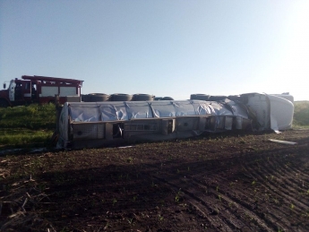 В Запорожской области перевернулась автоцистерна, перевозившая 18 тонн молока