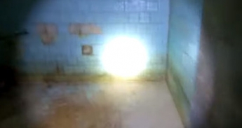Экстремалы спустились в бомбоубежище заброшенного завода в Мелитополе (видео)