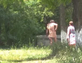 В парке Запорожской области гуляла абсолютно голая женщина (Фото)