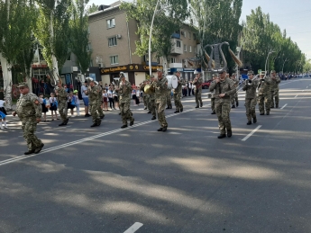 По главной улице с оркестрами. В Мелитополе стартовал зрелищный парад (фото, добавлено видео)