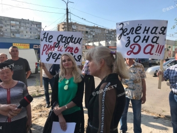 Жители девятиэтажки протестуют против МАФов перед их домом и предлагают перенести Кировский рынок (фото, видео)