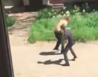 Мужчина в форме полицейского избил запорожца дубинкой: ведется проверка (Видео)