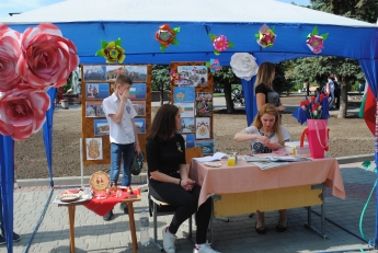 Школьники Мелитополя устроили экскурсию горожанам по странам Европы (фото)