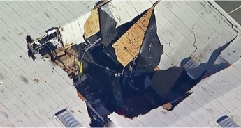Пробил крышу: в США истребитель упал на здание