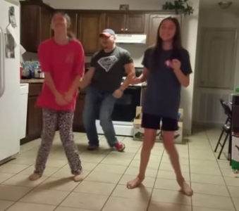 Девочки снимали на камеру свой танец, однако звездой оказался их папа (видео)