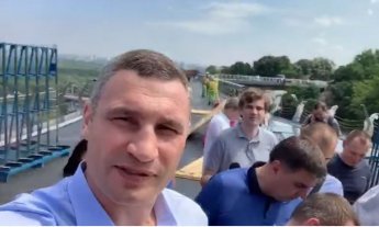 "Держит нормально": как Кличко испытывал стеклянный мост в Киеве (фото)