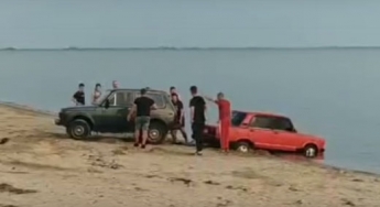 На азовском курорте после дрифта на пляже автомобиль улетел в море (видео)