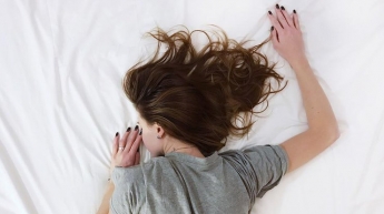 Почему во сне немеют руки: 5 главных причин