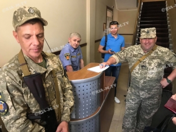 В Мелитопольскую мэрию без паспорта или удостоверения пройти нельзя - военные не пустят (видео)