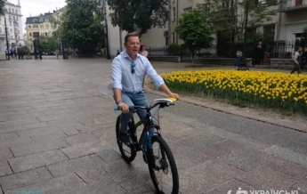 Ляшко приехал к Зеленскому на велосипеде (фото)