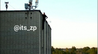 В Запорожье с крыши многоэтажки спасали "карлсона" (Видео)