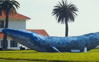 В США создали самого большого кита из пластика (видео)