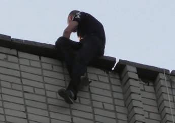 Появилось видео, как спасали "карлсона"-самоубийцу с крыши