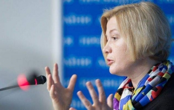 Ирина Геращенко мерила украшения за колонной в Раде (видео)