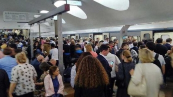 Поезда застряли в туннеле: в метро Москвы произошло ЧП