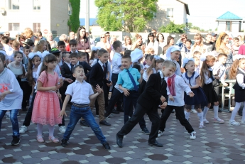 Дети жгут. Такого танца в честь каникул в Мелитополе еще не было (видео)