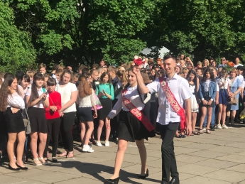 Последний звонок в мелитопольских школах прошел в патриотичном духе (видео, фото)