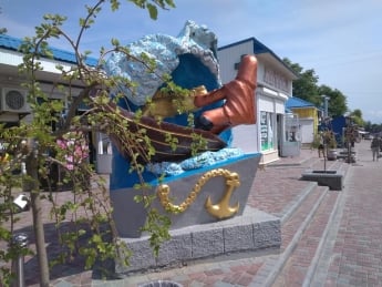 Такой Кирилловку вы еще не видели – пешеходный фонтан и оригинальная инсталляция (фото)