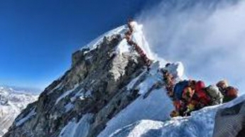 На Эвересте выстроилась рекордная очередь, гибнут люди