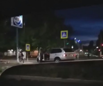 Чтобы купить цветы мелитопольский водитель устроил езду по тротуару (видео)