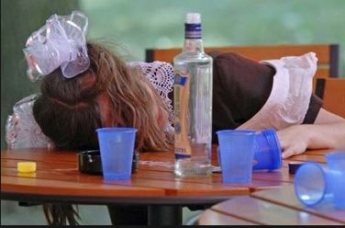 Девочки с бантиками распивали крепкое спиртное в мелитопольском кафе (фото)