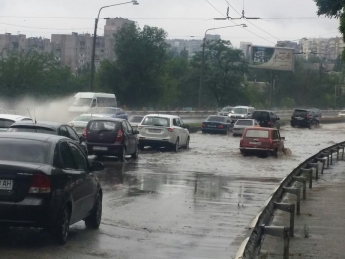 Запорожская дорога превратилась в реку из-за непогоды (Видео)