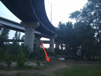 Зірвався вниз: під недобудованим мостом у Запоріжжі знайшли тіло хлопця – фото
