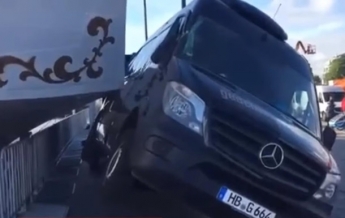 В Германии парусник разбил микроавтобус (видео)