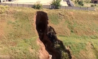 На запорожском курорте образовался свой "большой каньон" (Видео)