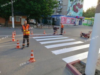 В Мелитополе на бульваре добавили пешеходный переход (фото)