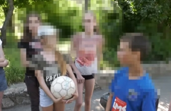 В Запорожской области неадекват снял футболку и гнался за детьми (Видео)