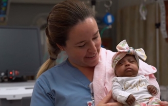 В США выходили самого крошечного новорожденного (видео)