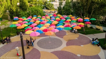 Зонтики вернулись - как яркая инсталляция в Мелитополе с высоты выглядит (видео)