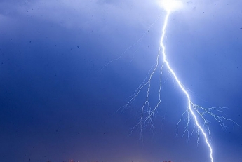 Во время грозы в Мелитополе молния ударила в электроопору. Уникальные кадры (видео)