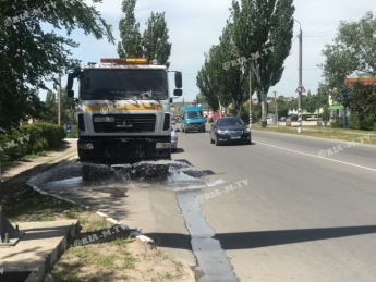 В Мелитополе из-за жары коммунальщики поливают улицы (фото, видео)