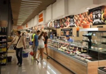 М'ясо спочатку куштують "вусаті": у Києві елітний супермаркет вляпався у скандал, українці лютують (фото)