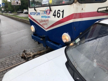 В Запорожье столкнулись трамвай и легковушка (Фото)