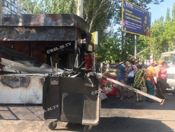 Взрыв от горящих киосков на Рижском рынке в Мелитополе напугал жителей микрорайона (видео, фото)