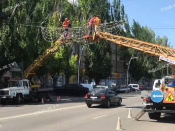 В Мелитополе центральные улицы украшают светящимися черешнями (видео, фото)