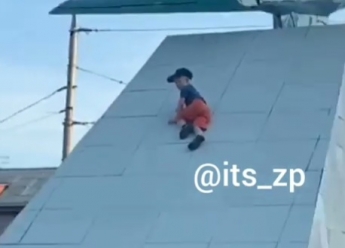 В Запорожье малыш залез на "самолет", пока родители наблюдали (Видео)