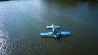 В киевское озеро упал самолет – есть пострадавшие (Фото)