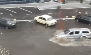 Непогода в Одессе: снова затопило Балковскую (видео)