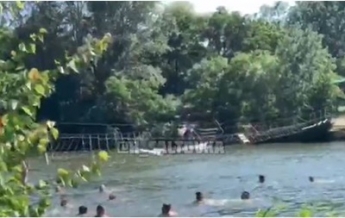 В Харькове оборвался канатный мост с людьми (видео)