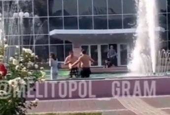 Двое мужчин и девушка устроили купание в центральном фонтане (видео)