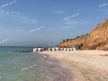В Кирилловке владельцы баз укрепляют берег мешками с песком (видео, фото)
