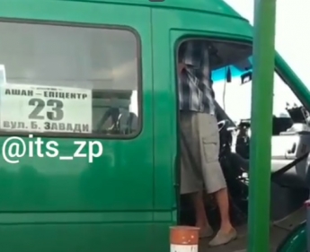 В Запорожье маршрутчик оттаскивал льготницу за волосы (Видео)