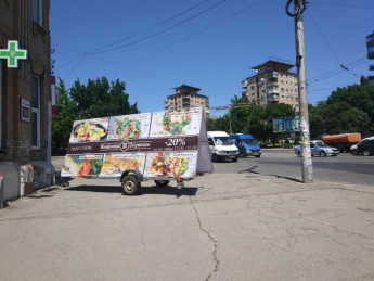 Мешканці Запоріжжя через рекламу «на колесах» ледь не вбилися (ФОТО)