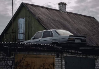Житель Запорожья припарковал машину на крыше гаража (ФОТО)