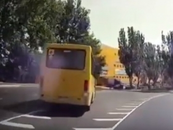 Водитель за рулем школьного автобуса устроил беспредел на дороге (видео)